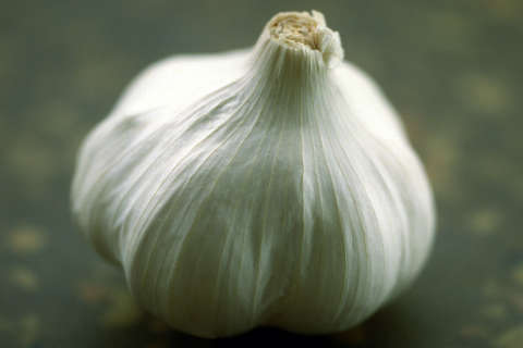 How to store your garlic, protect your garden and avoid (lawn) death