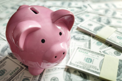 What are the differences between happy and unhappy retirees?
