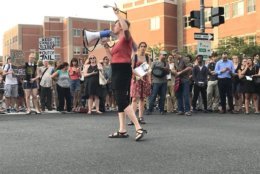 Anti-ICE protesters blocked traffic between 16th Street and Irving Street. (WTOP/Michelle Basch)