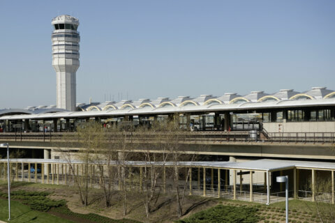 Runways at DCA reopen after major delays, air traffic diversions from disabled plane